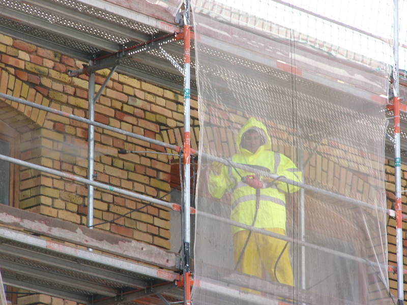 Waschen der abgestrahlten und entfugten Fassade